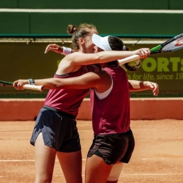 Jessica-Bouzas-campeona-de-dobles-del-W25-de-Oeiras-junto-a-Guiomar-Maristany-scaled-1.jpeg
